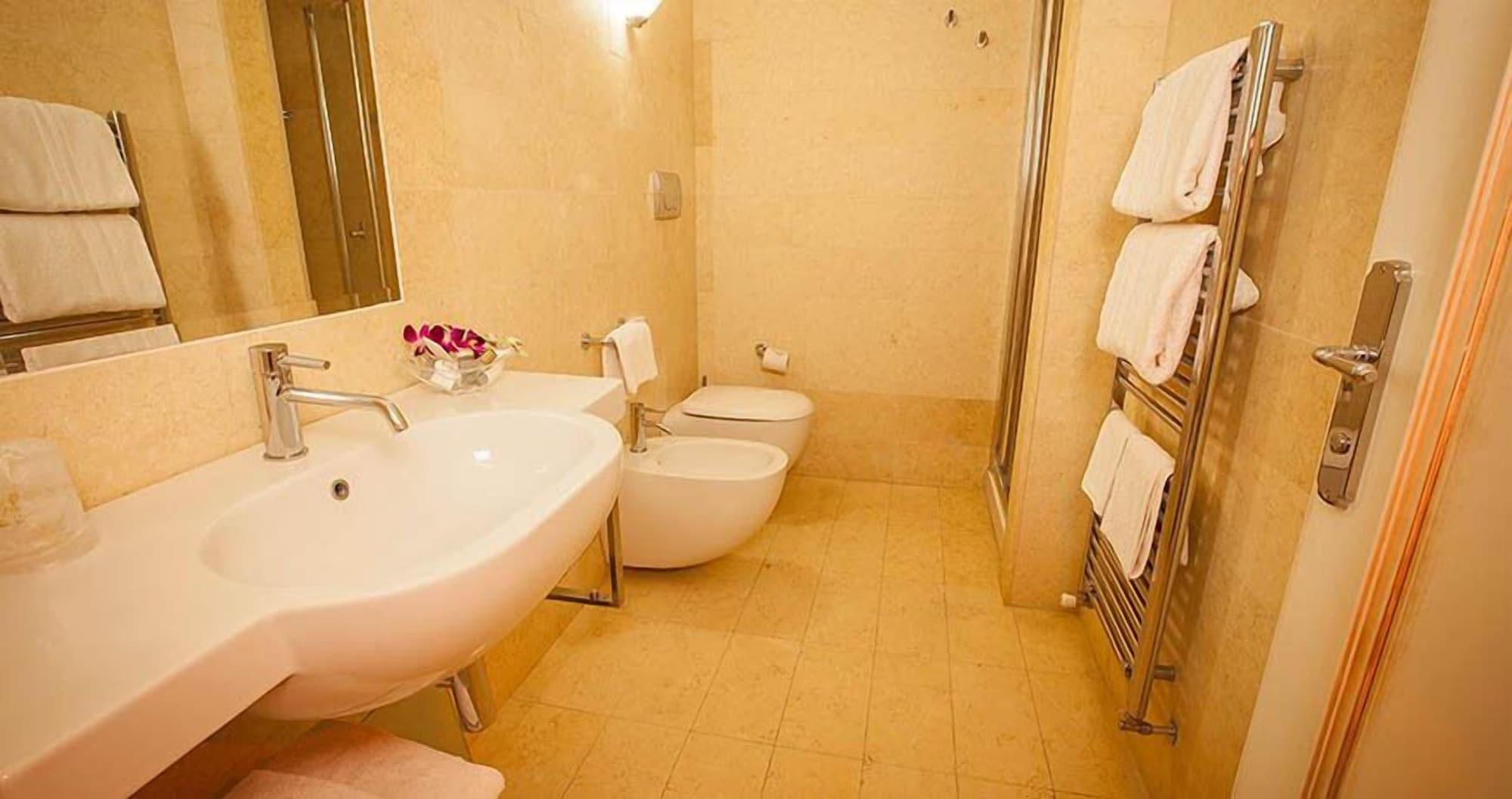 Palace Hotel Весте Екстериор снимка