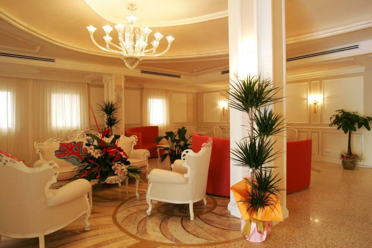 Palace Hotel Весте Екстериор снимка
