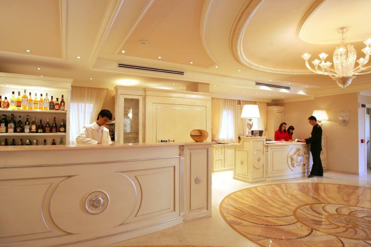 Palace Hotel Весте Екстериор снимка