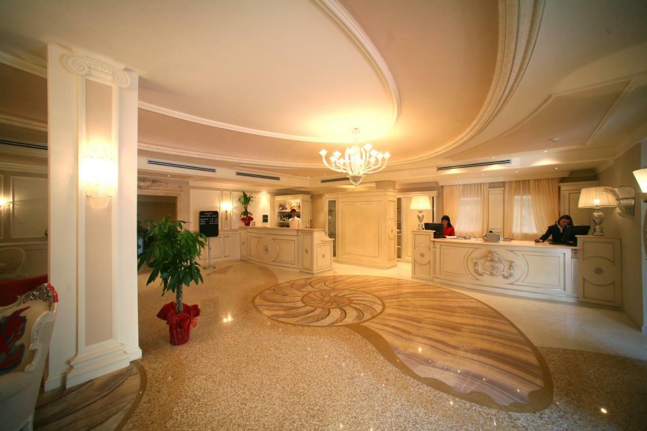 Palace Hotel Весте Екстериор снимка