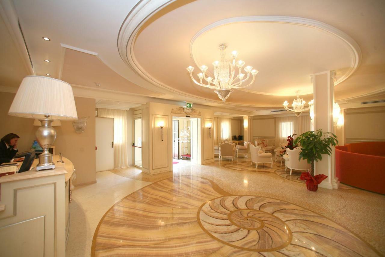 Palace Hotel Весте Екстериор снимка